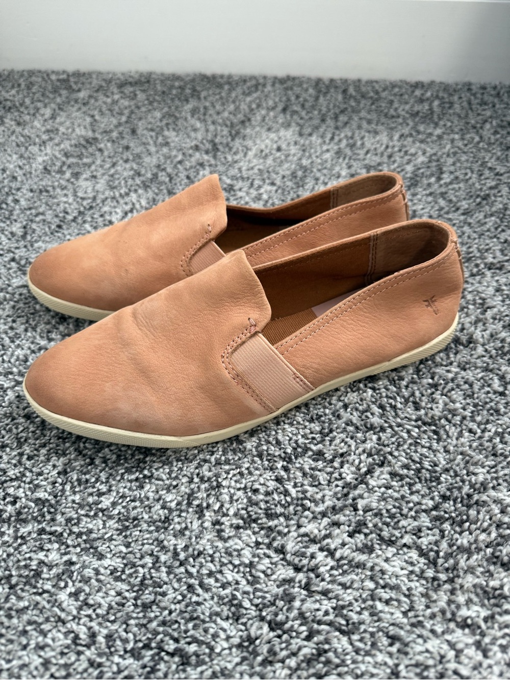Frye Lisa Slip-On Flats in Nubuck Leather Buff Clay Color - Size 6 1/2 - Picture 2 of 7